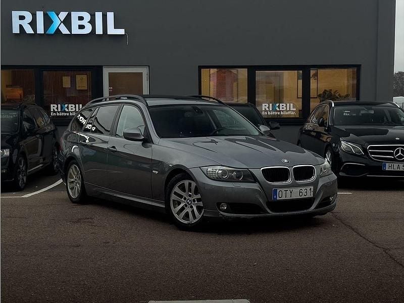 Grå Begagnad 2009 BMW 320 Comfort Edition Kombi | 79 900 kr (Marknadspris) - Bild 1/4