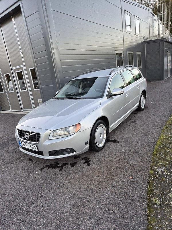 Grå Begagnad 2010 Volvo V70 Momentum Kombi | 59 000 kr (Bra pris) - Bild 1/4