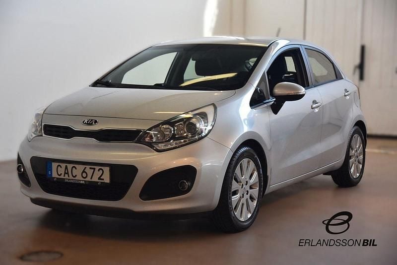 Grå Begagnad 2014 Kia Rio Halvkombi | 69 900 kr (Bra pris) - Bild 1/4