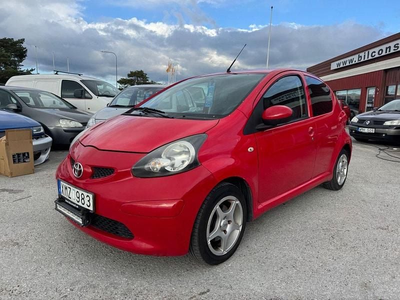 Röd Begagnad 2006 Toyota Aygo Halvkombi | 28 396 kr (Lite dyr) - Bild 1/4