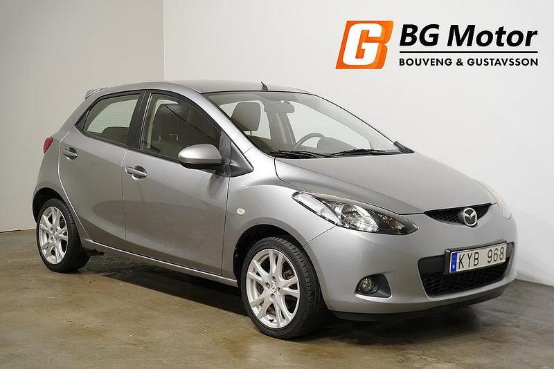 Grå Begagnad 2010 Mazda 2 Halvkombi | 39 600 kr (Marknadspris) - Bild 1/4