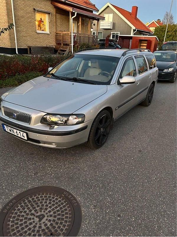 Grå Begagnad 2003 Volvo V70 Business Edition Kombi | 47 000 kr (Dyr) - Bild 1/4