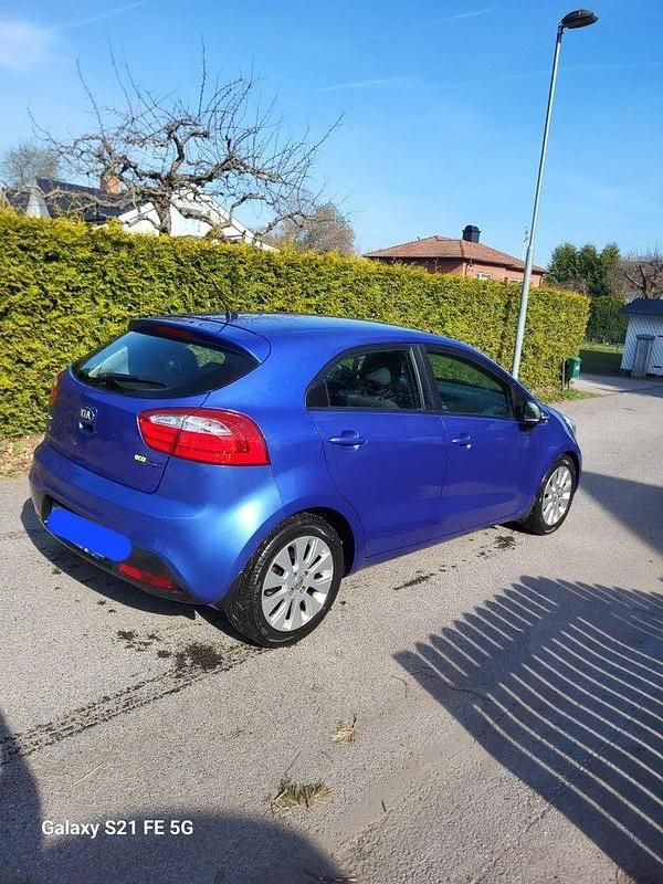 Blå Begagnad 2013 Kia Rio Halvkombi | 35 000 kr (Bra pris) - Bild 1/4