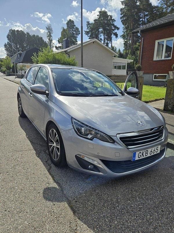 Grå Begagnad 2014 Peugeot 308 Halvkombi | 67 000 kr (Marknadspris) - Bild 1/4