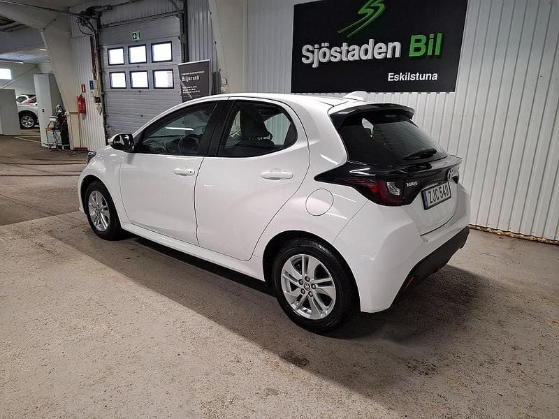 Begagnad Toyota Yaris Hybrid Active 116 HK (85 kW) 2023 Vit Halvkombi