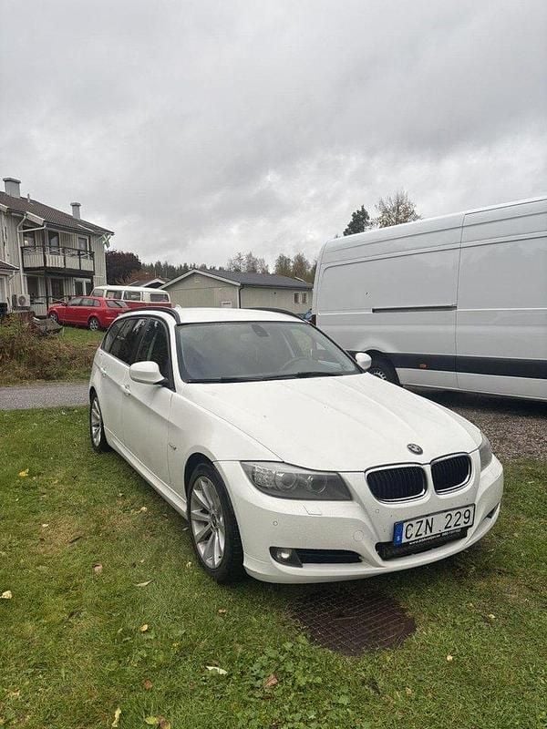 Vit Begagnad 2011 BMW 320 Kombi | 95 000 kr (Marknadspris) - Bild 1/4