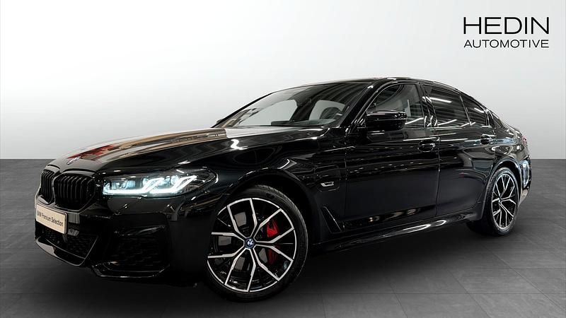 Begagnad 2023 BMW 530e M Sport Sedan | 458 700 kr (Lite dyr) - Bild 1/4