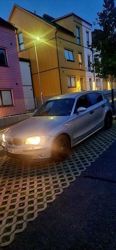 Grå Begagnad 2006 BMW 118 Advantage Halvkombi | 43 500 kr (Lite dyr) - Bild 1/4