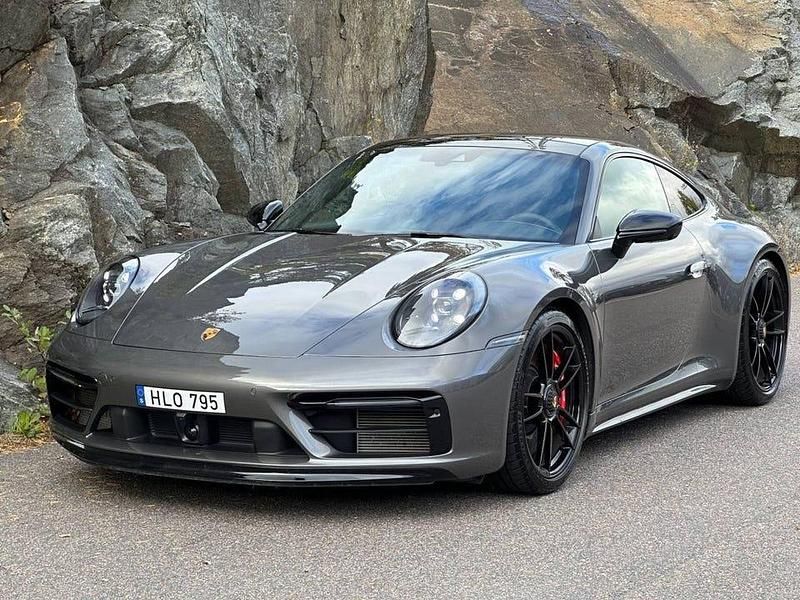 Begagnad Porsche 992 480 HK (353 kW) 2023 Grå Sportkupé