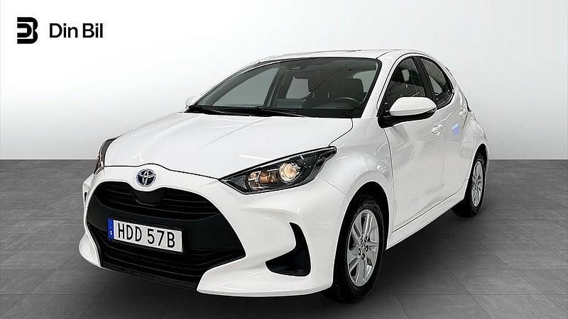 Vit Begagnad 2023 Toyota Yaris Hybrid Active Halvkombi | 194 900 kr (Bra pris) - Bild 1/4