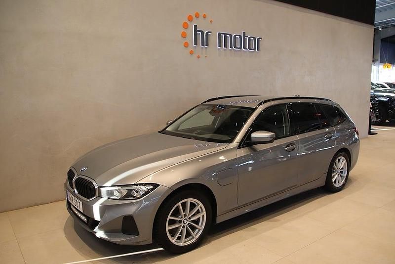 Begagnad BMW 330e 184 HK (135 kW) 2023 Grå Kombi