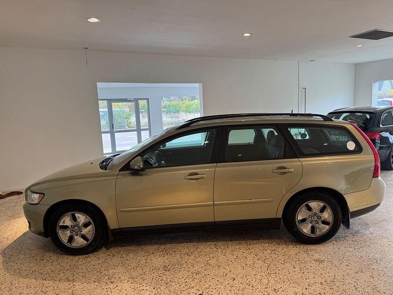 Grön Begagnad 2009 Volvo V50 Kinetic Kombi | 32 900 kr (Marknadspris) - Bild 1/4