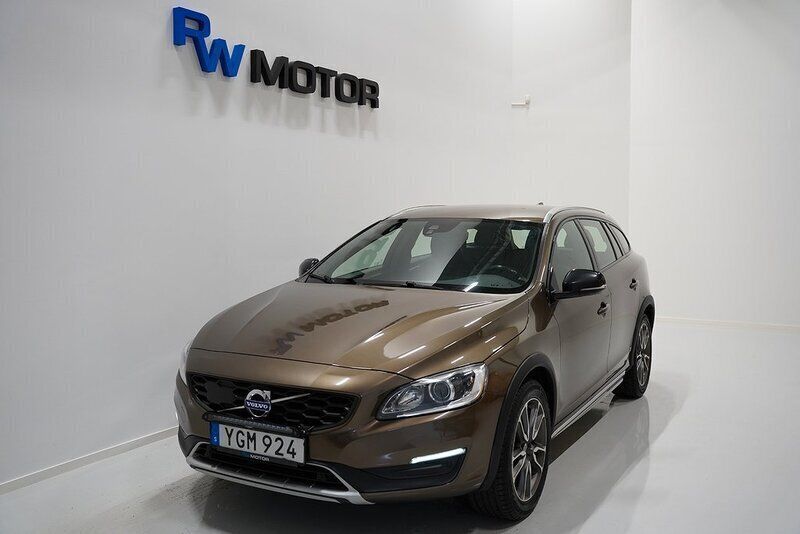 Brun Begagnad 2016 Volvo V60 CC Summum Kombi | 144 800 kr (Lite dyr) - Bild 1/4