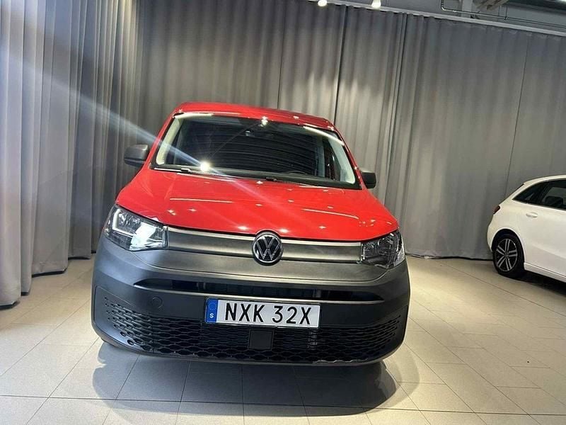 Röd Begagnad 2025 VW Caddy Maxi Minibuss | 369 000 kr (Lite dyr) - Bild 1/4