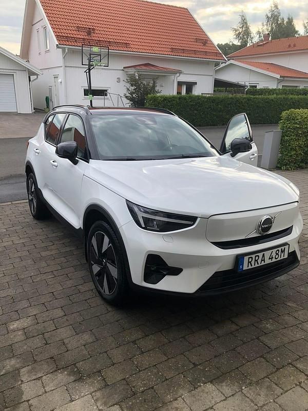 Begagnad Volvo XC40 Single Motor Extended Range 185 kW (252 HK) 2024 Crystal vit metallic SUV