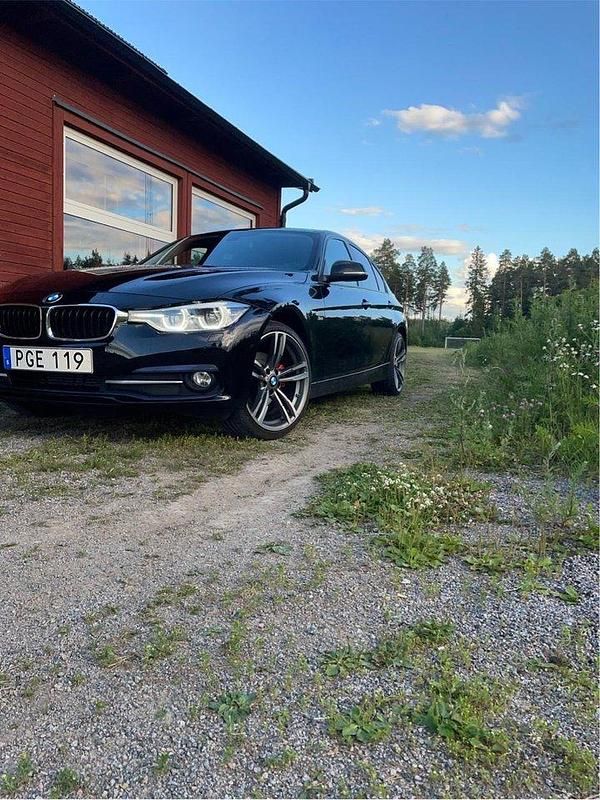Svart Begagnad 2017 BMW 320 Sport Line Sedan | 179 900 kr (Marknadspris) - Bild 1/4
