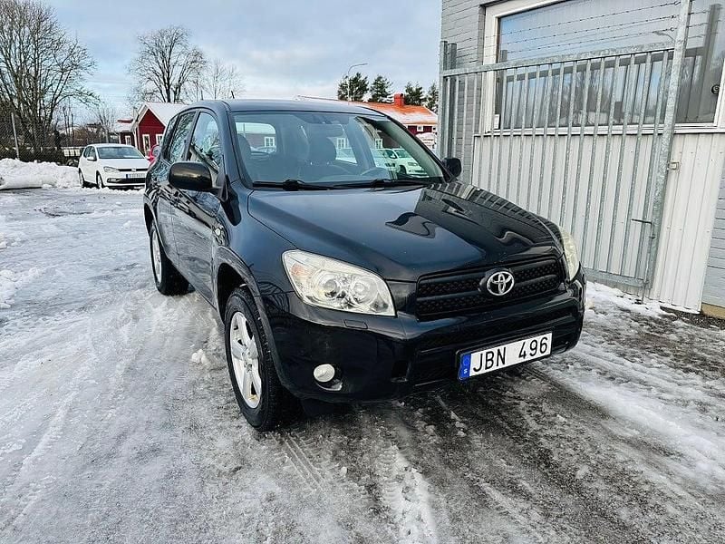 Svart Begagnad 2007 Toyota RAV4 SUV | 79 900 kr (Marknadspris) - Bild 1/4