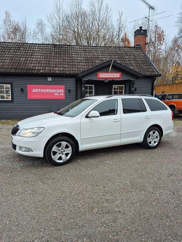 Vit Begagnad 2011 Skoda Octavia Elegance Kombi | 63 000 kr (Marknadspris) - Bild 1/4