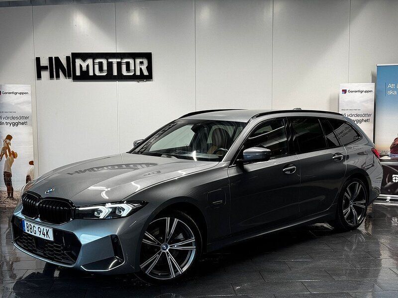 Grå Begagnad 2022 BMW 330e M Sport Kombi | 409 900 kr - Bild 1/4