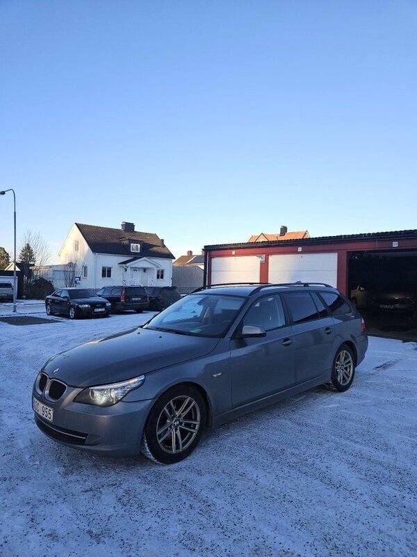 Grå Begagnad 2010 BMW 520 Kombi | 61 000 kr (Superpris) - Bild 1/4