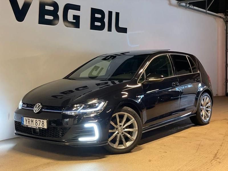 Begagnad VW Golf VII GTE 204 HK (150 kW) 2018 Svart Halvkombi