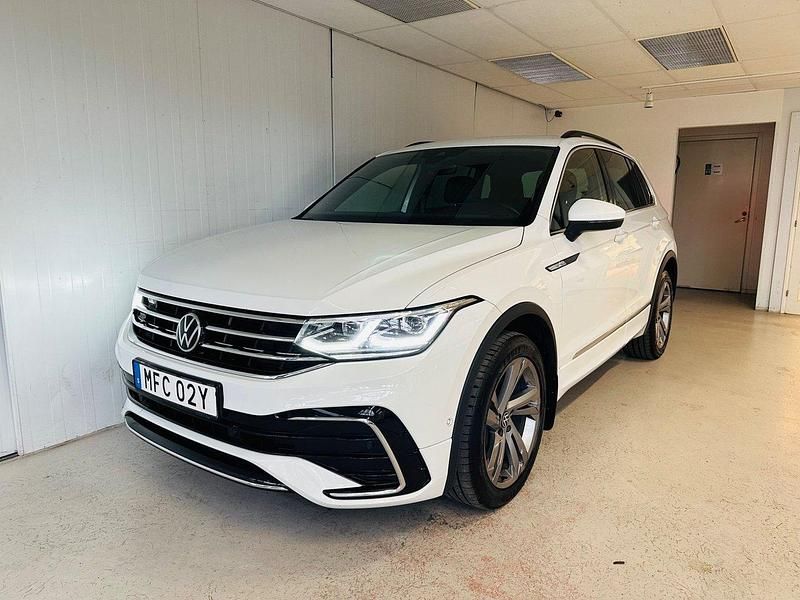 Vit Begagnad 2022 VW Tiguan R-line SUV | 349 900 kr (Marknadspris) - Bild 1/4