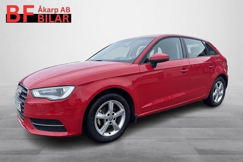 Begagnad Audi A3 Attraction 105 HK (77 kW) 2014 Röd
