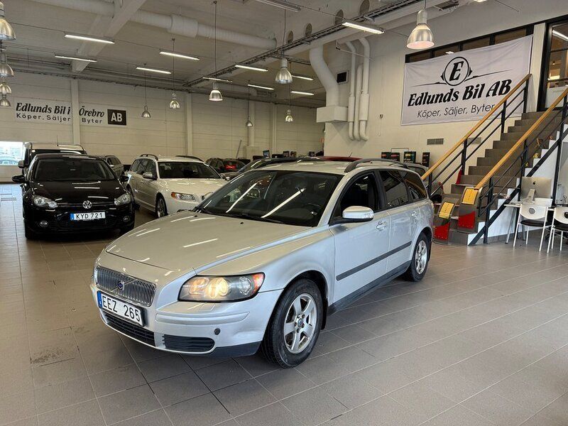 Ljusgrå Begagnad 2006 Volvo V50 Kinetic Kombi | 37 800 kr (Marknadspris) - Bild 1/4