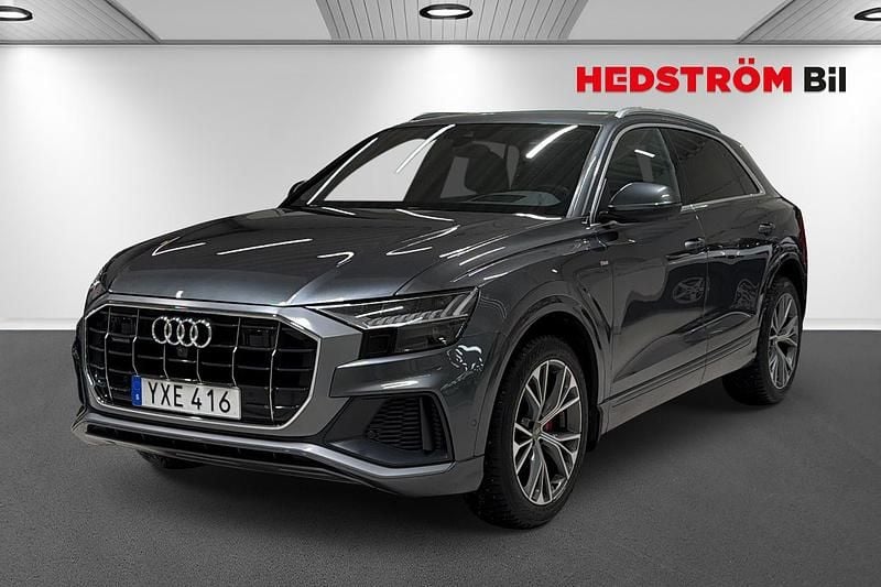Grå Begagnad 2019 Audi Q8 SUV | 599 000 kr (Marknadspris) - Bild 1/4