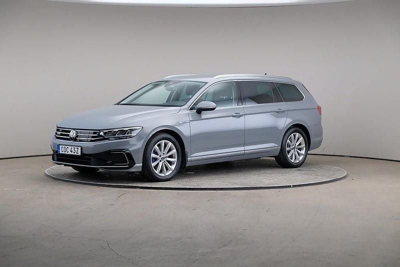 Grå Begagnad 2022 VW Passat GTE Kombi | 255 000 kr (Marknadspris) - Bild 1/4