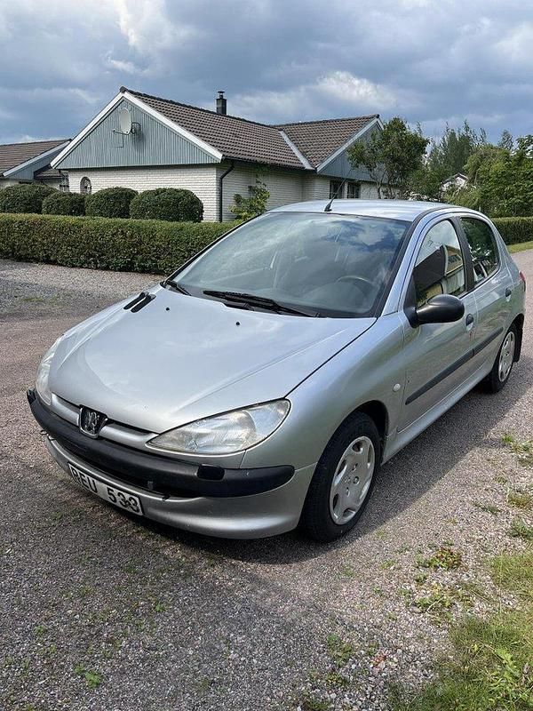 Grå Begagnad 2000 Peugeot 206 Halvkombi | 17 000 kr (Marknadspris) - Bild 1/4