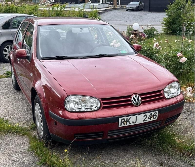 Röd Begagnad 2000 VW Golf IV Trendline Halvkombi | 14 000 kr (Superpris) - Bild 1/4