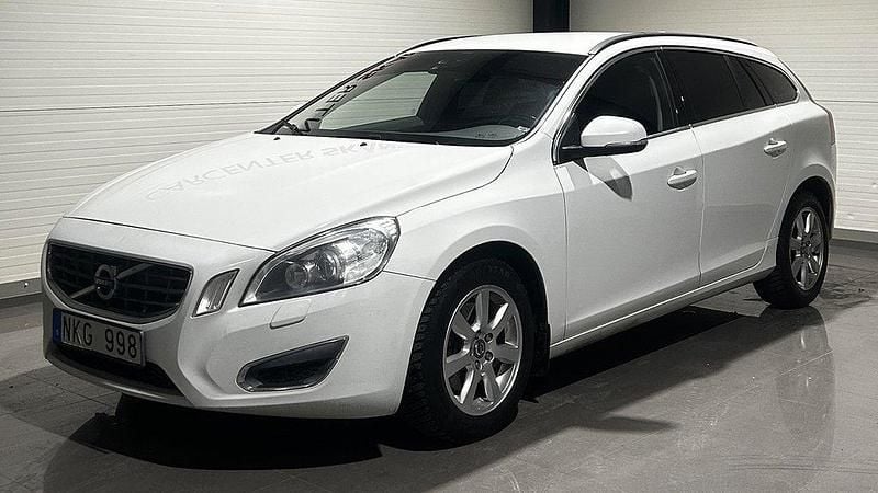 Vit Begagnad 2012 Volvo V60 Momentum Kombi | 59 900 kr (Bra pris) - Bild 1/4