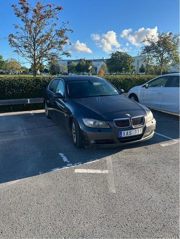 Grå Begagnad 2005 BMW 325 Sedan | 55 000 kr (Lite dyr) - Bild 1/3
