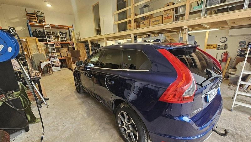 Blå Begagnad 2015 Volvo XC60 Momentum SUV | 168 000 kr (Marknadspris) - Bild 1/4