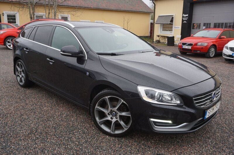 Svart Begagnad 2014 Volvo V60 Ocean Race Kombi | 129 900 kr (Marknadspris) - Bild 1/4