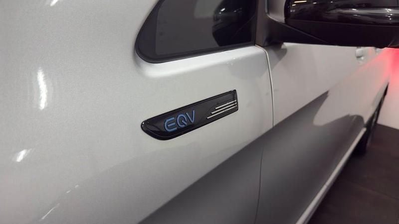 Begagnad Mercedes EQV300 150 kW (204 HK) 2020 Silver Minibuss
