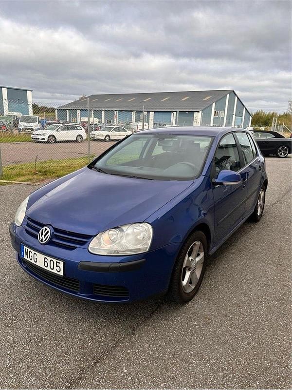 Blå Begagnad 2005 VW Golf IV Comfortline Halvkombi | 35 000 kr (Marknadspris) - Bild 1/4