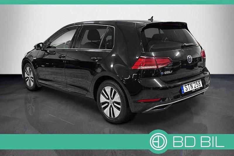 Begagnad VW e-Golf 100 kW (136 HK) 2018 Svart Halvkombi