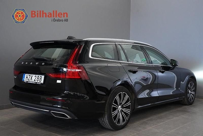 Begagnad Volvo V60 Core 253 HK (186 kW) 2021 Svart Kombi