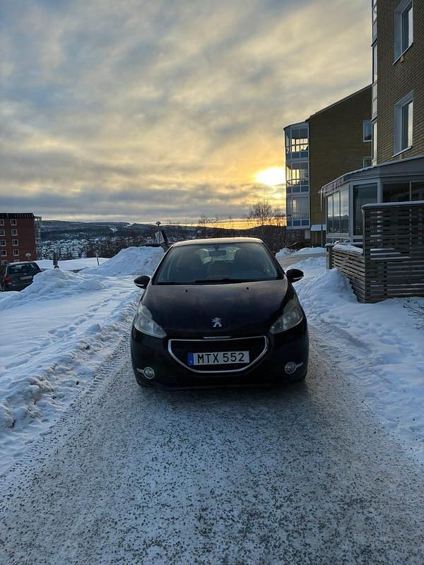 Begagnad 2012 Peugeot 208 Halvkombi | 46 900 kr (Marknadspris) - Bild 1/4