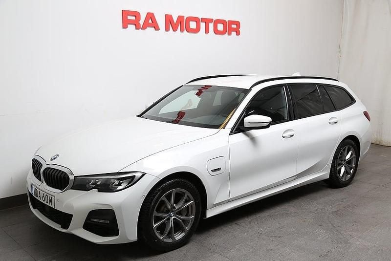 Vit Begagnad 2021 BMW 330e M Sport Kombi | 319 900 kr (Marknadspris) - Bild 1/3