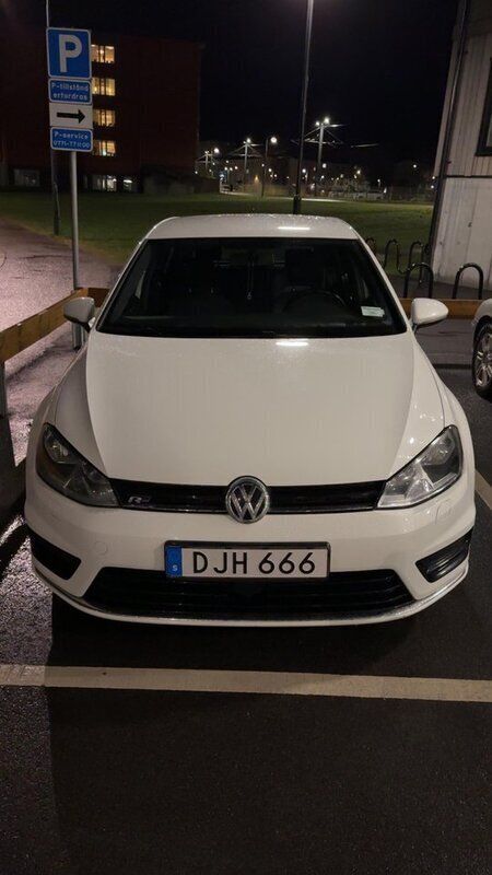 Vit Begagnad 2017 VW Golf VII R-line Halvkombi | 150 000 kr (Bra pris) - Bild 1/4