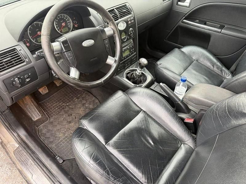 Begagnad Ford Mondeo 146 HK (107 kW) 2001 Okänd Halvkombi