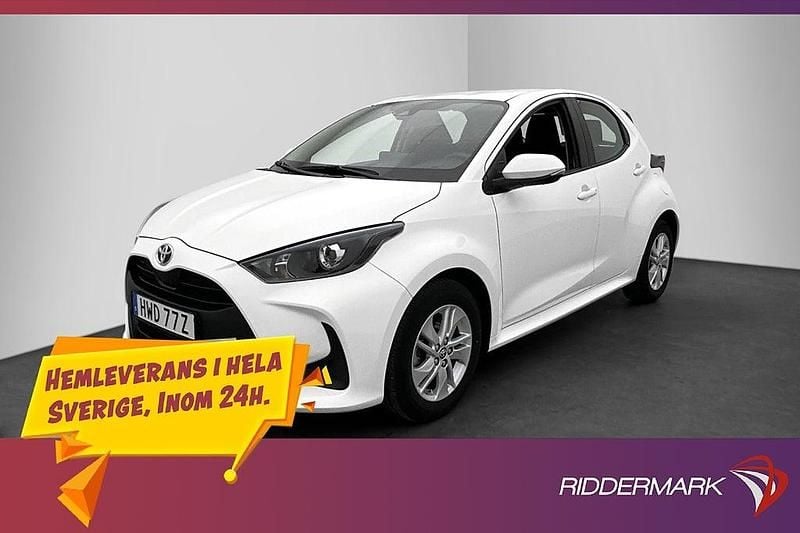 Vit Begagnad 2023 Toyota Yaris Hybrid Active Halvkombi | 229 900 kr (Marknadspris) - Bild 1/3