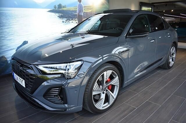 Begagnad Audi Q8 Sportback e-tron S-Line 250 kW (340 HK) 2024 Grå (magnetgrå) SUV