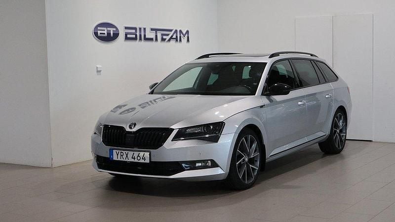Silver ( brilliant silver metallic) Begagnad 2017 Skoda Superb SportLine Kombi | 264 900 kr (Dyr) - Bild 1/4