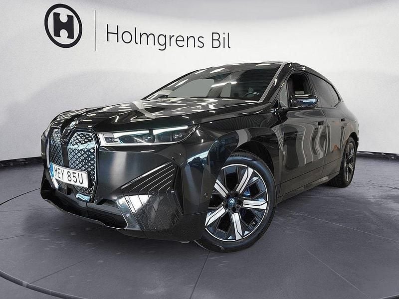 Svart (safirsvart metallic) Begagnad 2022 BMW iX Sport Line SUV | 464 900 kr (Lite dyr) - Bild 1/4
