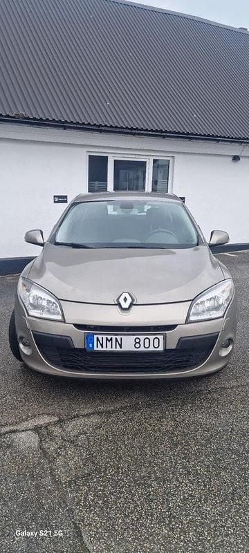 Brun Begagnad 2010 Renault Mégane III Halvkombi | 49 900 kr (Marknadspris) - Bild 1/4