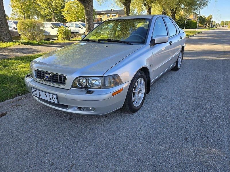 Grå Begagnad 2004 Volvo S40 Sedan | 21 500 kr (Marknadspris) - Bild 1/4